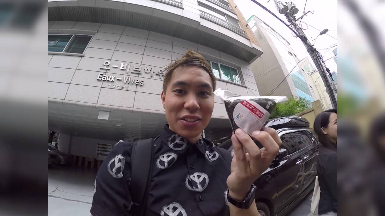 Andy Trieu tries a spicy rice ball snack in Seoul for the first time