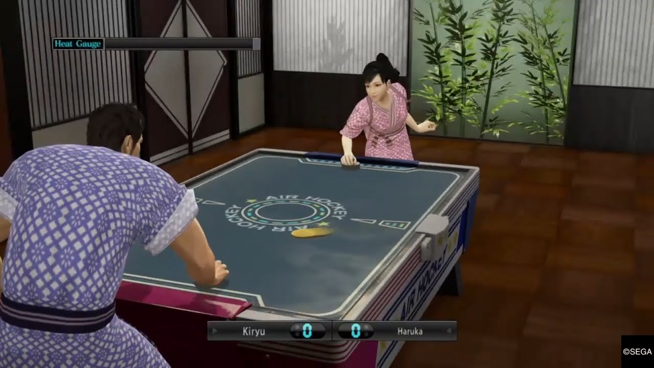 Yakuza 5 - Kiryu play Air Hockey with Haruka