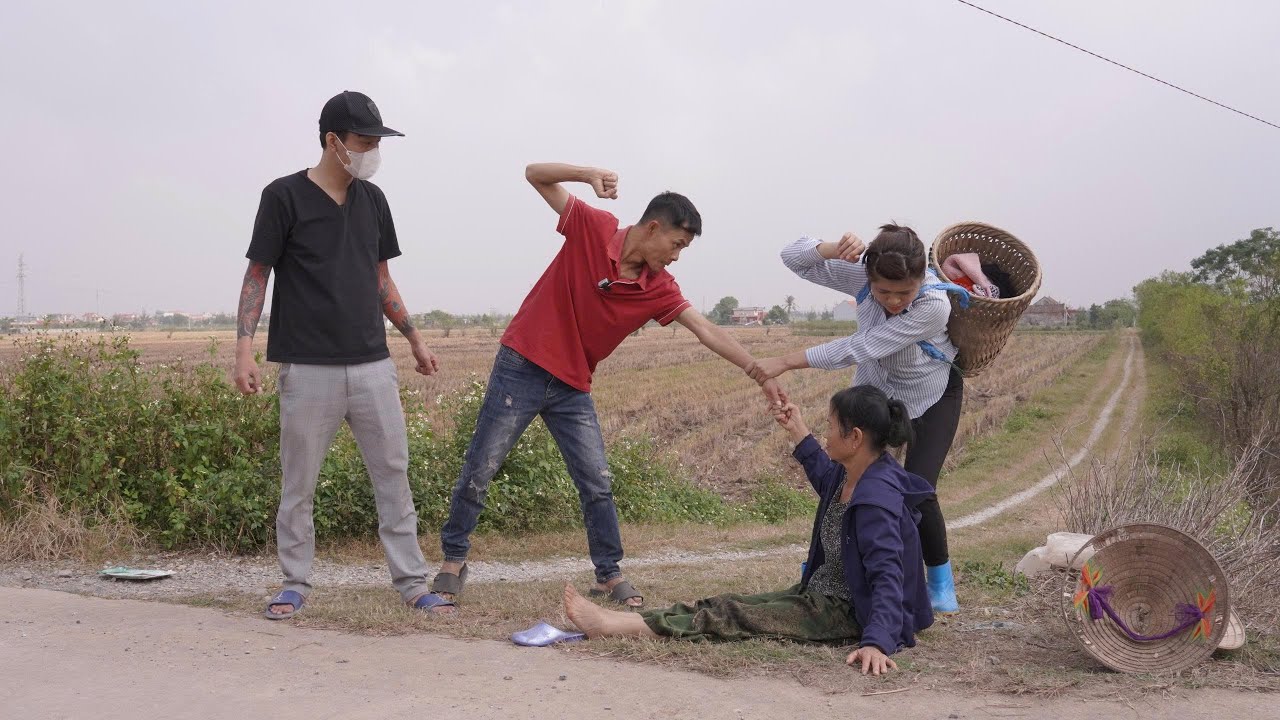 Храбрая мать-одиночка спасает старушку — случайно получает подарок мечты.