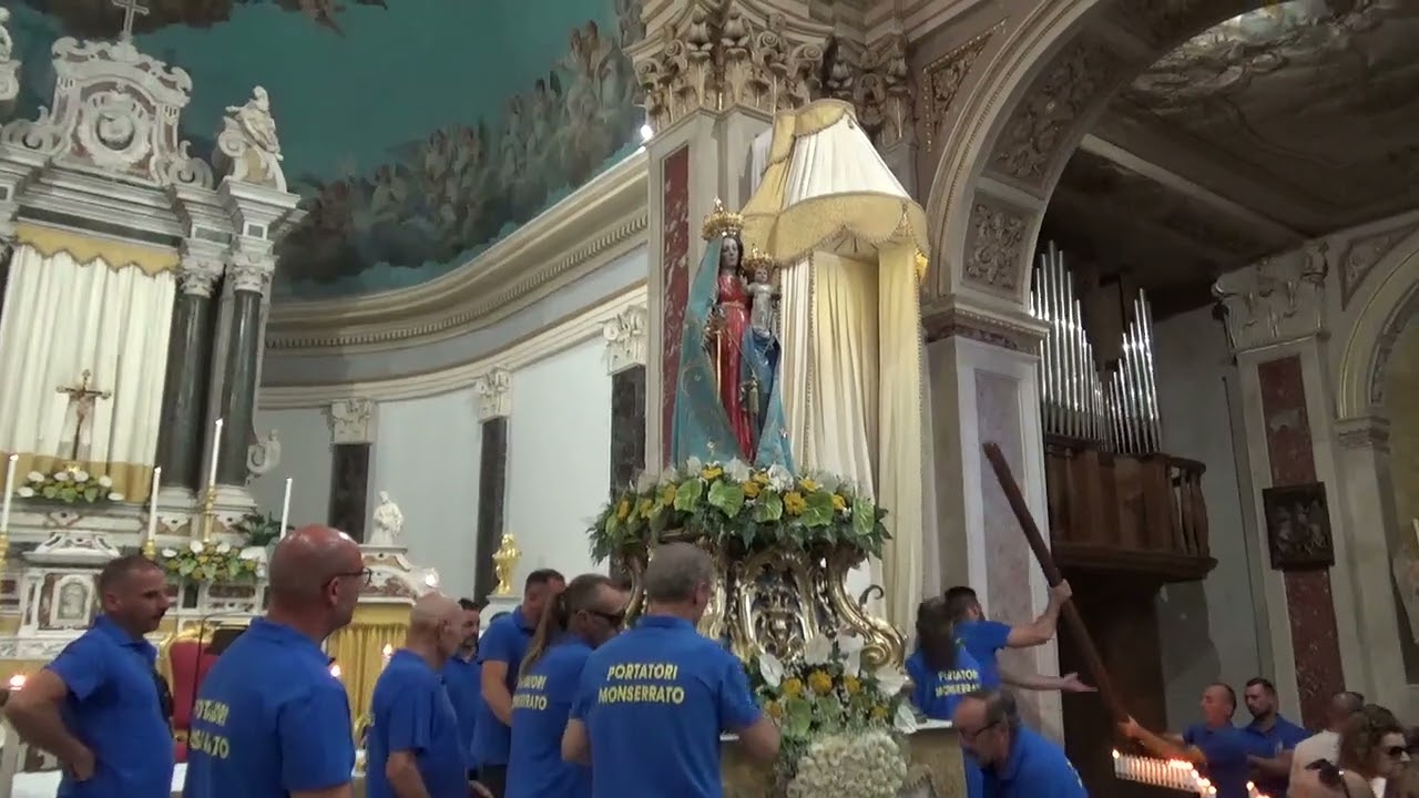 Vallelonga preparazione della madonna di Monserrato per la processione