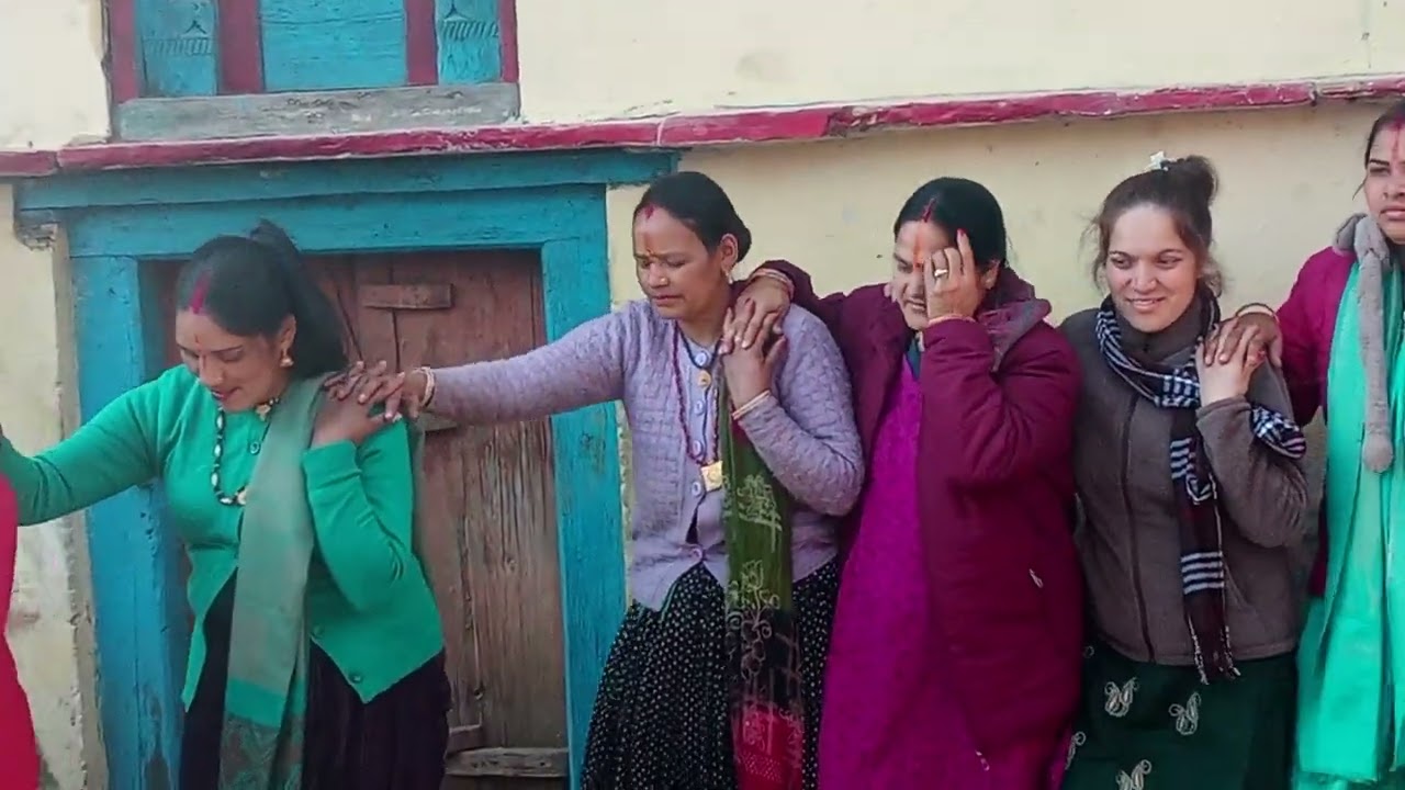 बस की लकड़ी और हाथों की हुनर साथ है। गांव की इसे चाचरी में अपनी अलग ही बात है 💐🌺