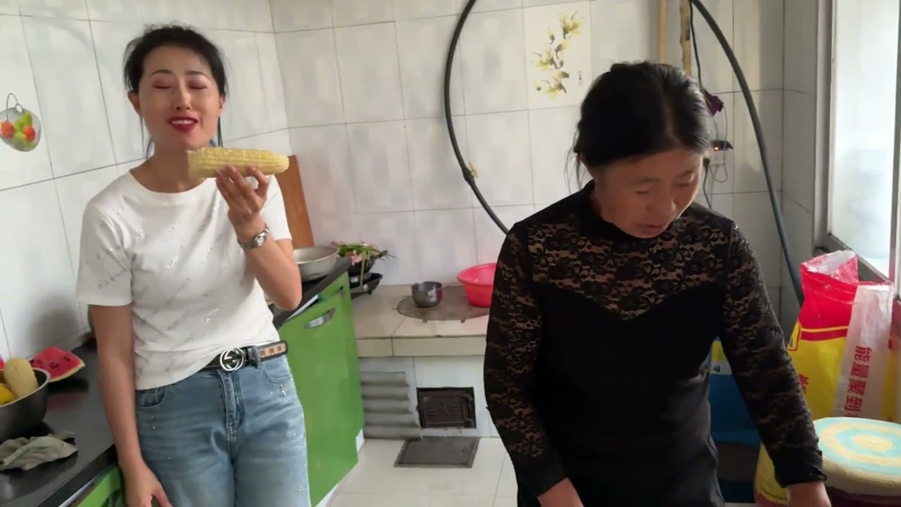 小坤说幸亏过节啦！要不采蘑菇这段时间都没啥吃的，烤串老香了