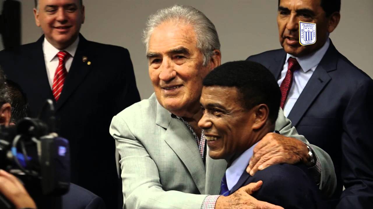 Se rindi&oacute; homenaje a Te&oacute;filo Cubillas por su impecable trayectoria