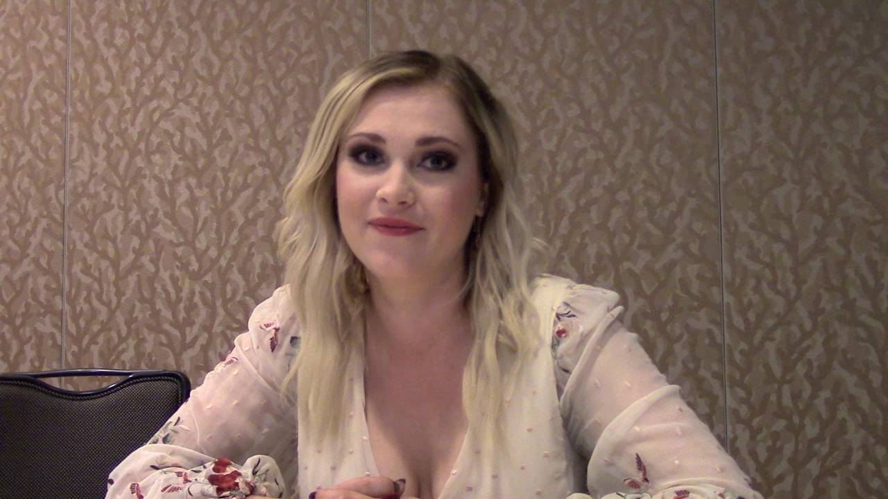 Eliza Taylor Interview - The 100 Season 4 (Comic Con)