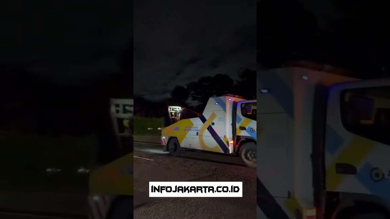 kecelakaan mobil hancur parah banget ,jalan gak ada lampu penerang di tol Purbaleunyi arah Bandung