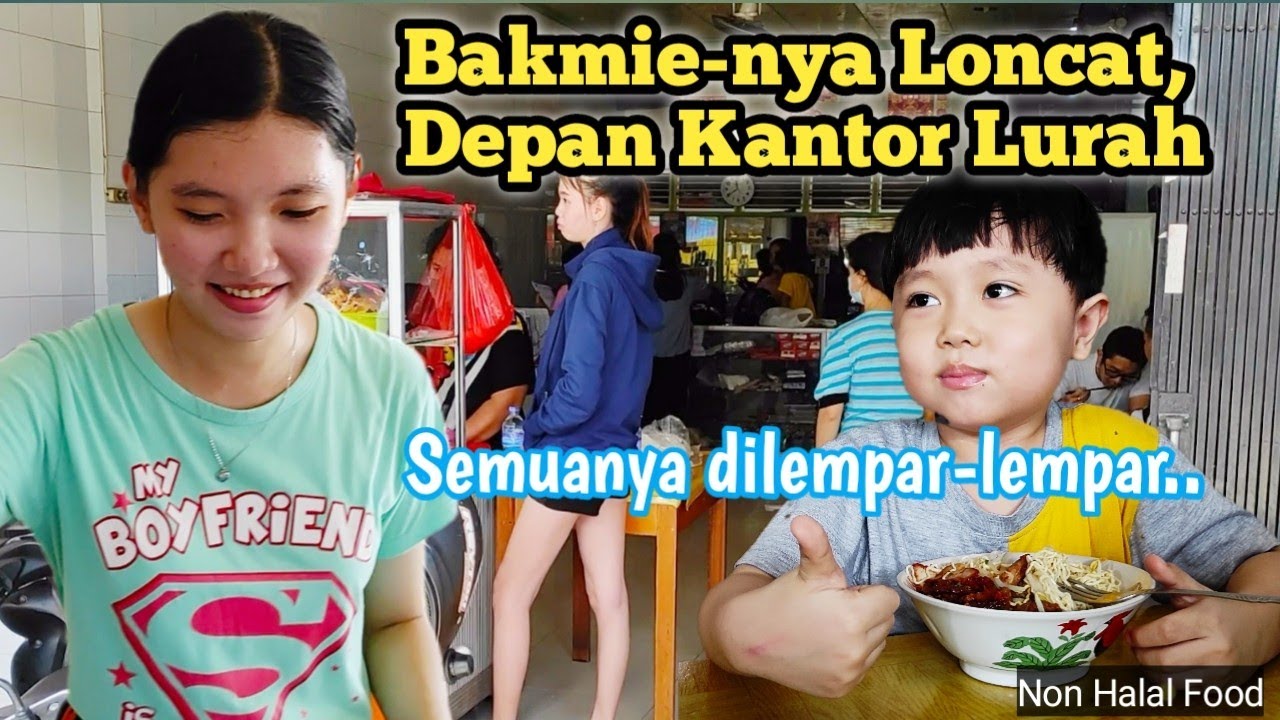 Bakmie-nya seperti Loncat sendiri. Bakmi Ami khas Singkawang ada daging babi panggangnya. NonHalal.