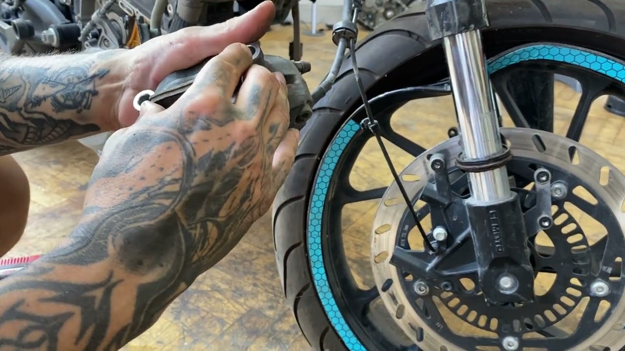 CF MOTO 250 NK - 250SR FRONT PADS CHANGE - FRONT WHEEL REMOVAL #cfmoto #cfmoto250nk #motobike