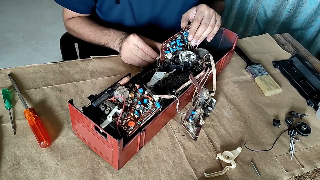 Restoring an old Philips Radio and Casette player.