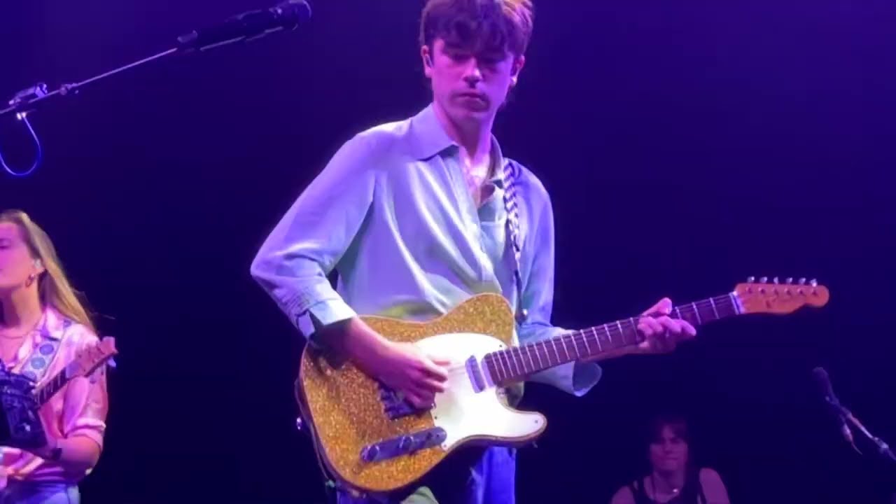Declan McKenna - Champagne - Live 2024