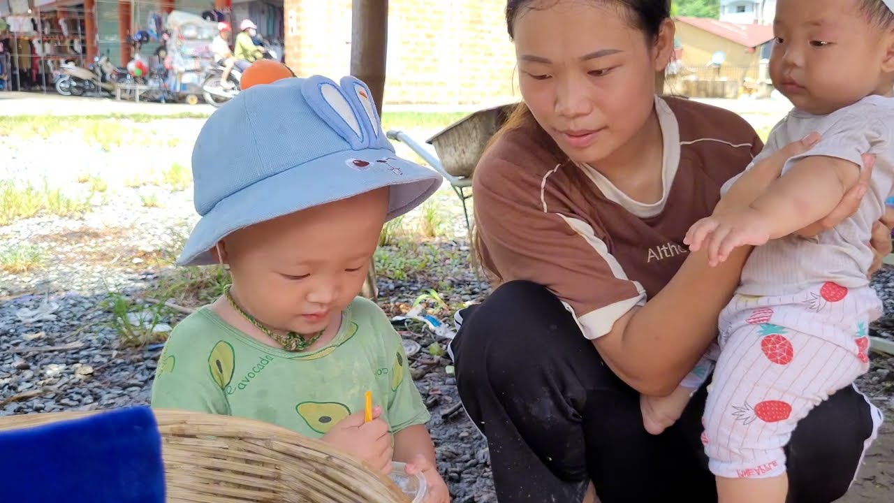 A single mother picks papaya flowers to sell. Take a bath and cook porridge for your child to eat.