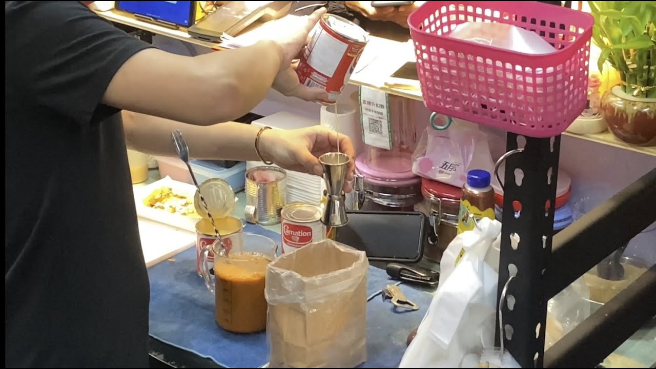 Taiwanese Beauty Cooks Thai Black Milk Tea | Taiwanese Street Food