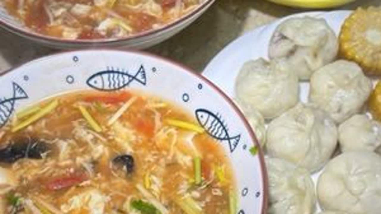 我大山东最近天天下雨，家里两个高中生，开启接送模式。妈妈负责做饭，煮一锅#酸辣汤 ，暖心又暖胃，关键出餐快，搭配小笼包就搞定一餐。爸爸负责接送，吃饱热乎乎的出门，又是美好的一天。#陪读妈妈 #记...
