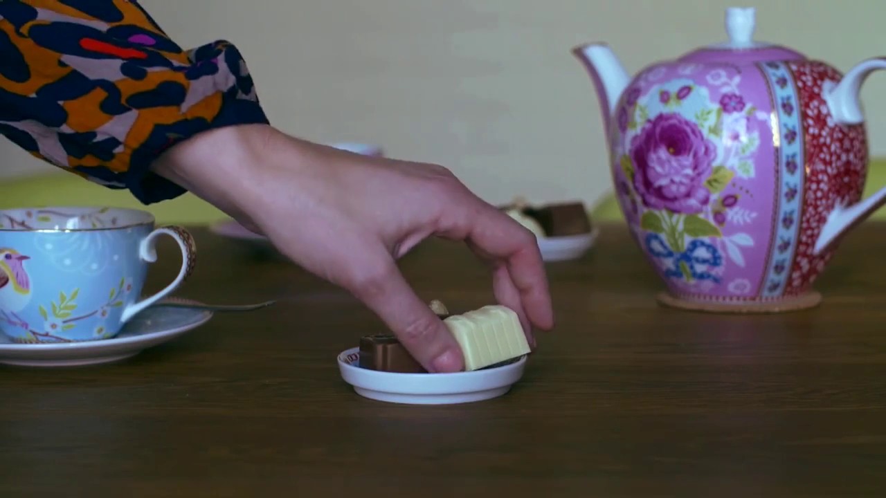 Boektrailer: 'Nu afvallen en nooit meer aankomen' Thee met bonbons