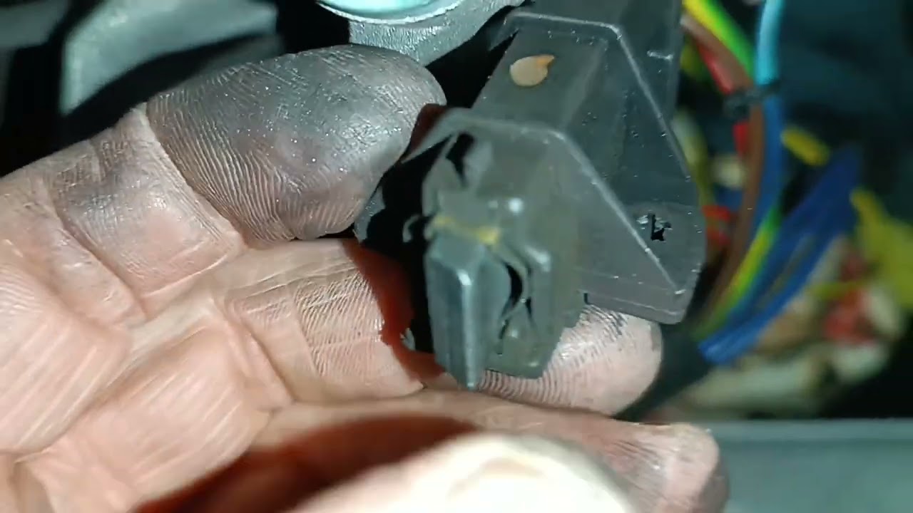 Bei einer Gorenje Senso Care Waschmaschine selber Kohlebürsten erneuern /  Waschmaschine reparieren