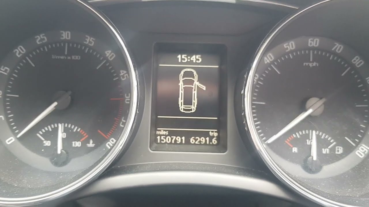 Skoda Superb hidden functions automatic boot trunk tail gate parcel shelf folding hidden option