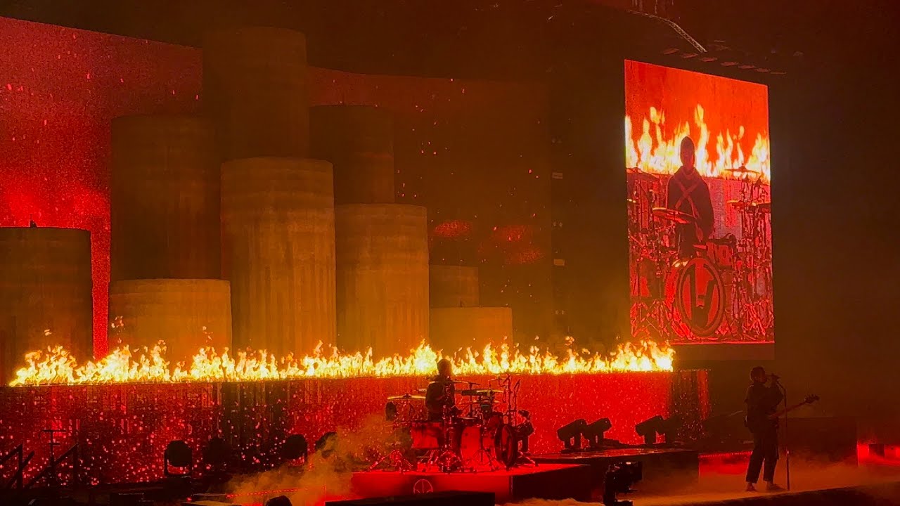 twenty one pilots - Navigating with intro (live in Prague 2025)