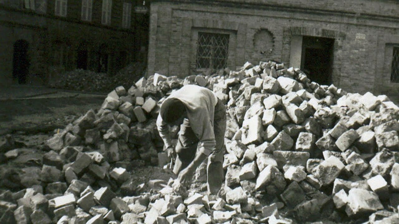 Montefano (MC) primavera del 1959. Rifacimento del selciato della piazza principale.