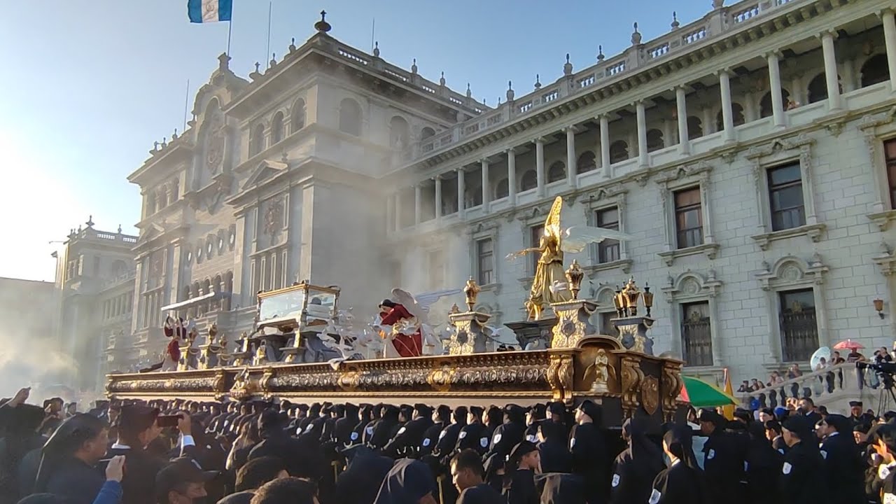 SUBLIME PASO POR LA PLAZA DE LA CONSTITUCIÓN | Santo Entierro Cristo del Amor | Viernes Santo 2024