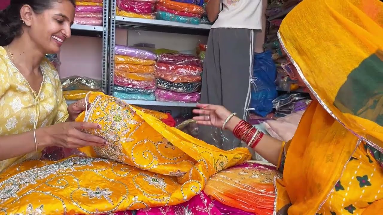 इसकी सबसे खास बात है ठाकुर जी का प्योर वर्क वाली ओढ़नी। इसमें झलकती है भक्ति, परंपरा और रॉयल लुक।