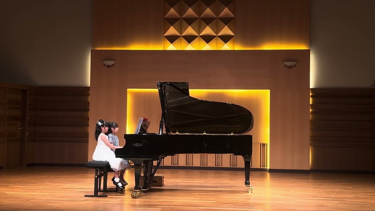 彤彤柔柔鋼琴表演