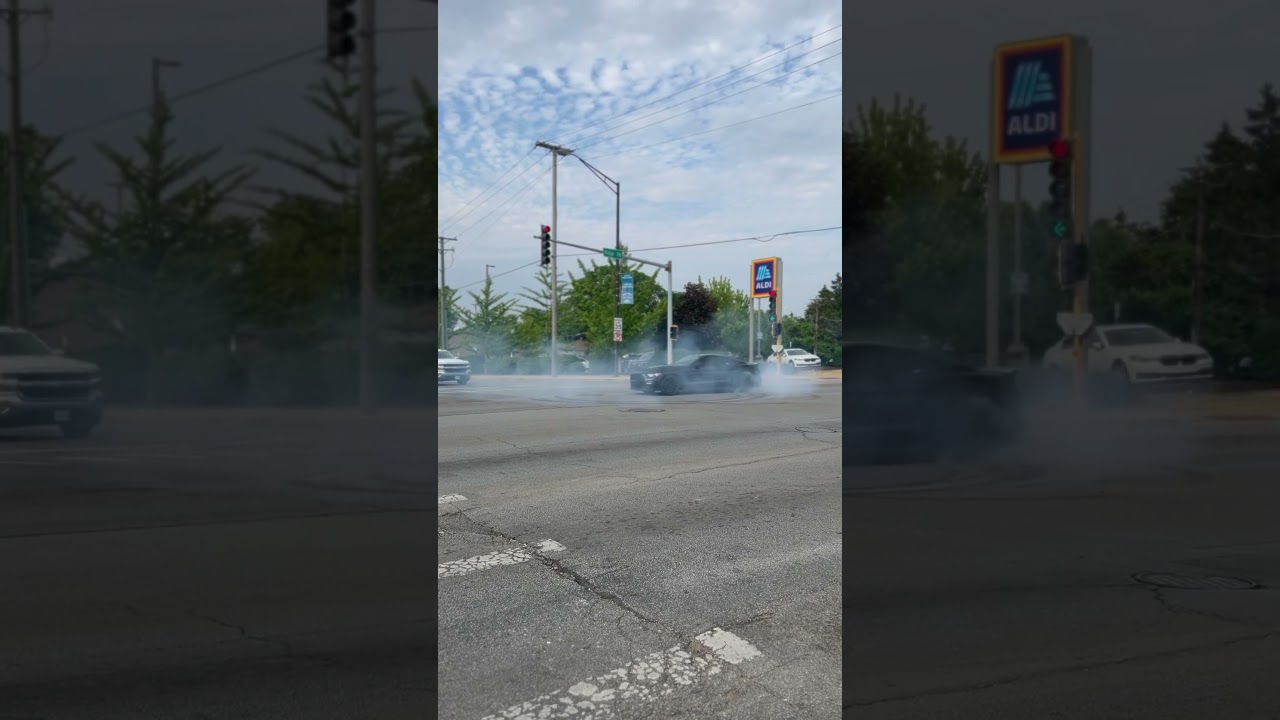 Crazy Mustang WILDING OUT IN THE INTERSECTION 🔥🔥🔥🔥 #sideshow #mustanggt #burnout