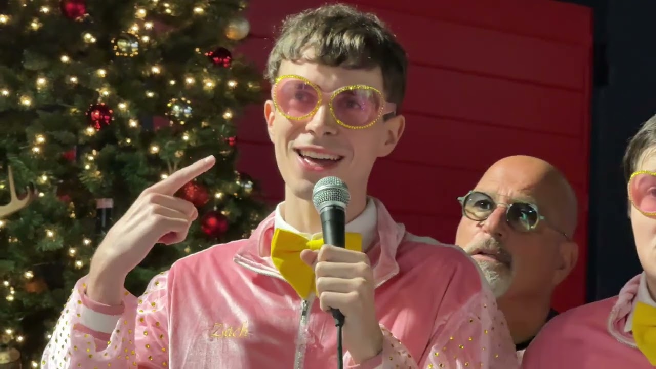 Группа Boy Throb исполнила свой хит «Finger» вживую.