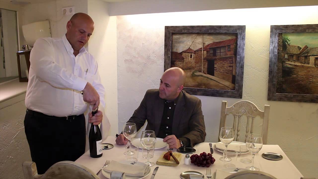 Cómo servir vino,  por Manuel Pérez restaurante Jamón y Churrasco