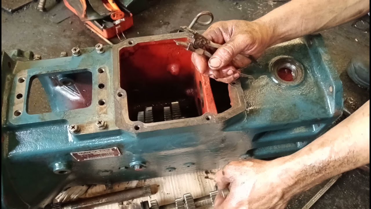 Kubota L2000/L1500 transmission ball bearings replacement