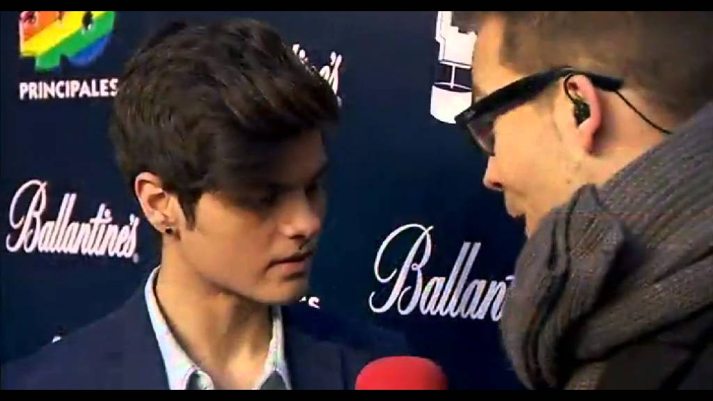 Llegada y entrevista a Abraham Mateo en la alfombra azul de Los 40 principales