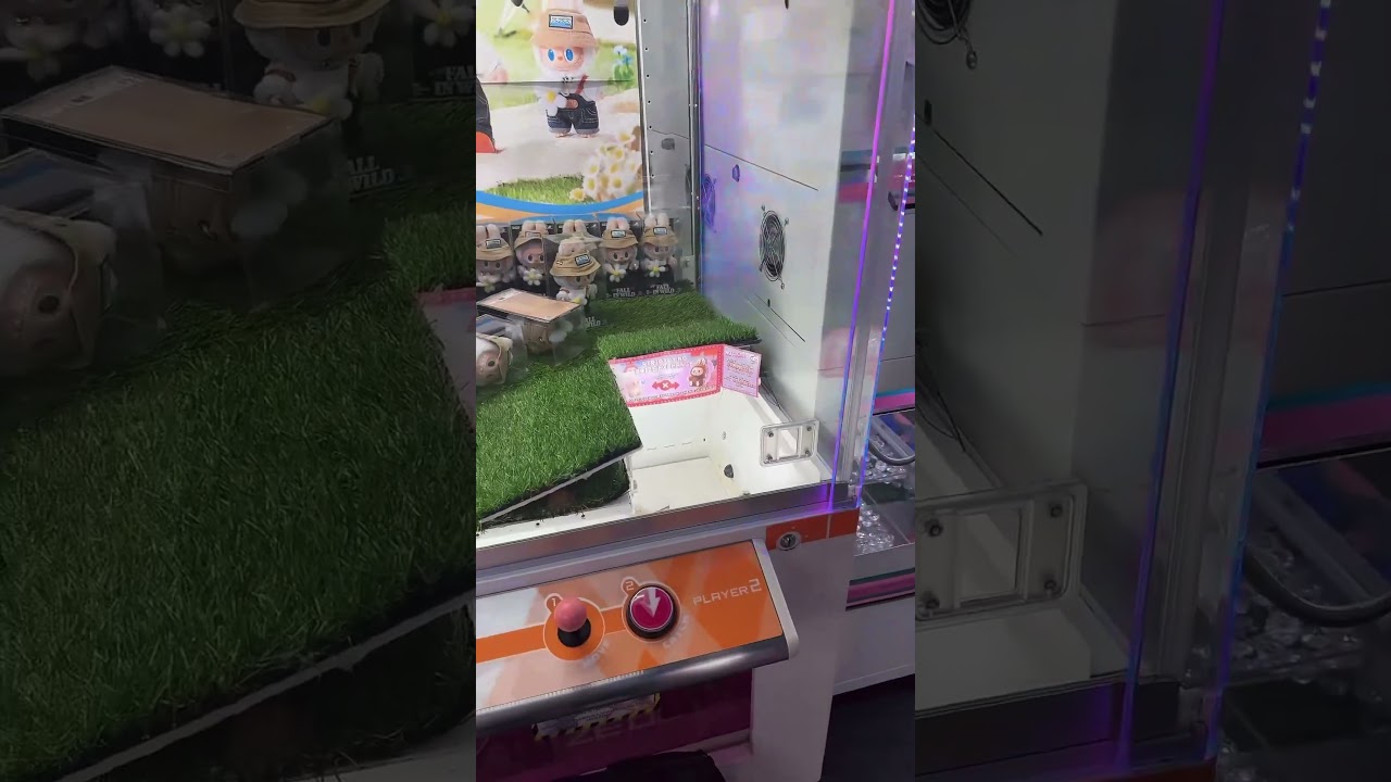 Wait for the bounce! #labubu #fallinwild #labubuv2 #labubusong #labubu #clawmachinewin