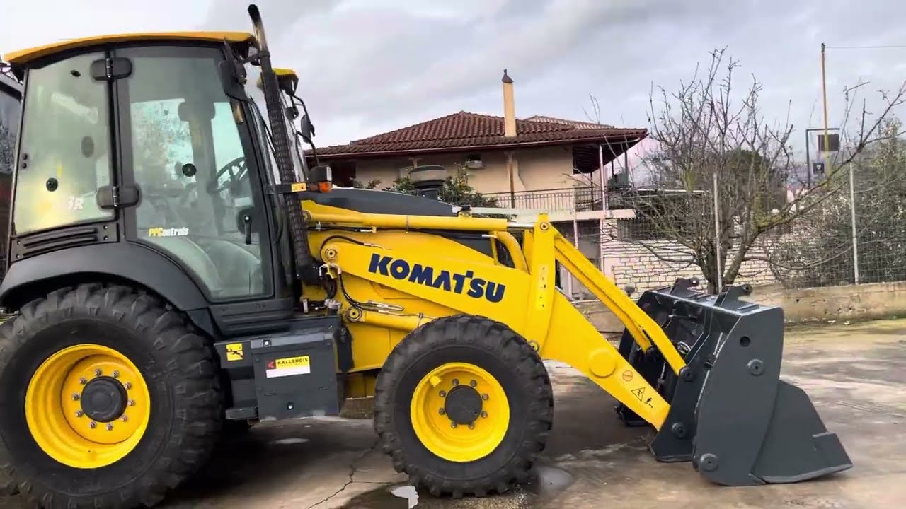 Komatsu WB93R 2020 S/N:KMTWB025TLUF80469 #backhoe #backhoeloader #komatsu #machinery #digger #yard
