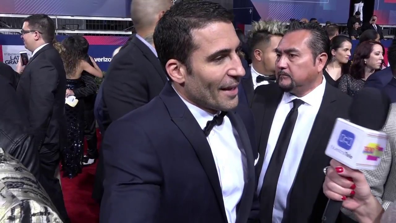 Miguel Ángel Silvestre desde la alfombra roja de los Latin Grammy