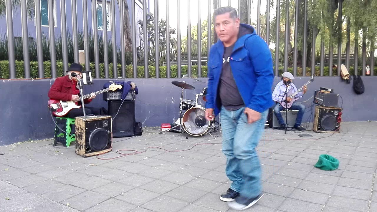 Blues y Fuerza música fuera del metro Mixcoac..