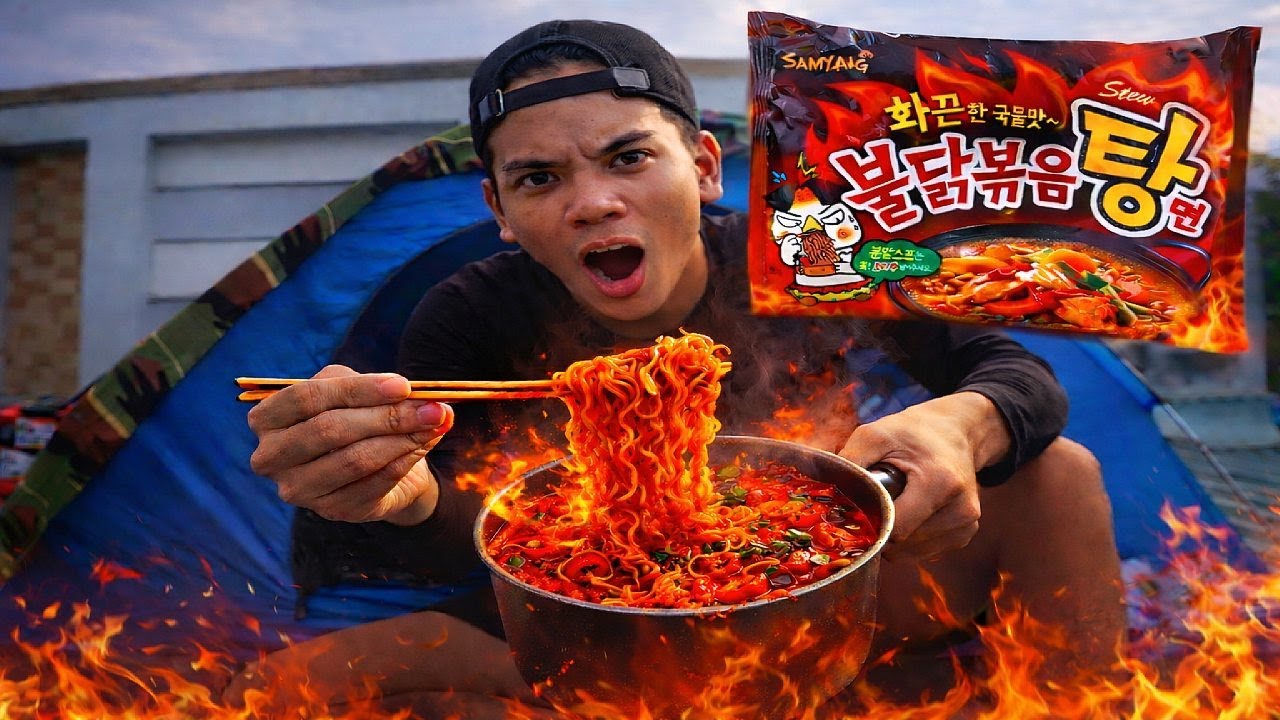 ĂN MÌ CAY SAMYANG HÀN QUỐC TRÊN MÁI NHÀ – CAY XÉ LƯỠI KHÔNG ĐÙA! 😱