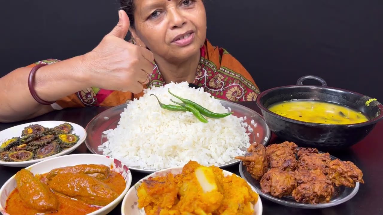 BIGBITES, EATING RICE WITH AAM DAL, JHAL JHAL ALU POSTO, DOI POTOL, BADHAKOPIR PAKORA।।
