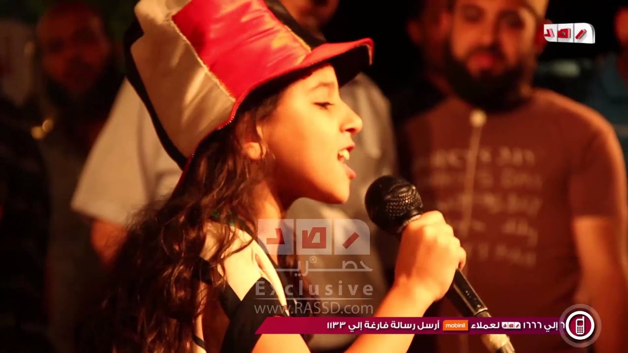 رصد | طفلة تشعل الهتاف بميدان رابعة العدوية