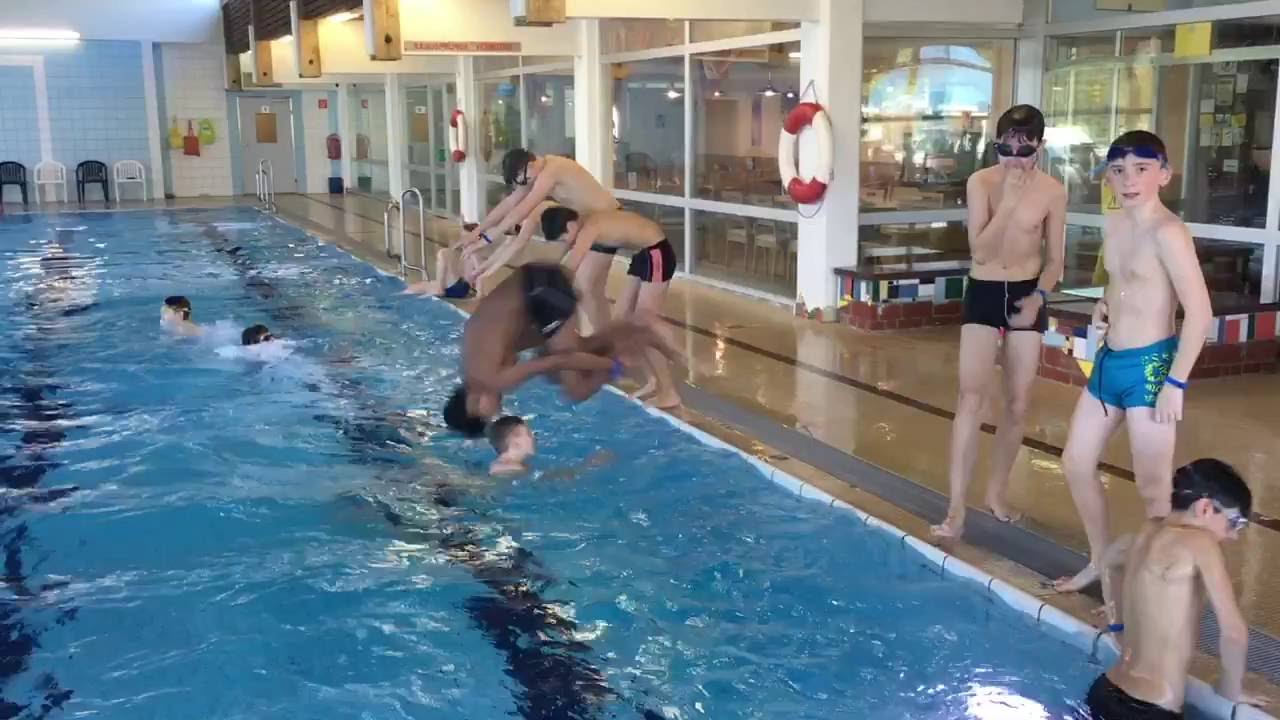 Salto vorwärts ins Wasser- Sportunterricht