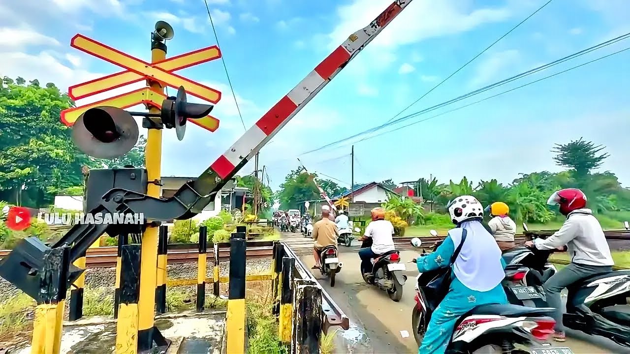 JALUR RAME! Perlintasan Kereta Api JPL 480 Timur Stasiun Kroya Jawa Tengah