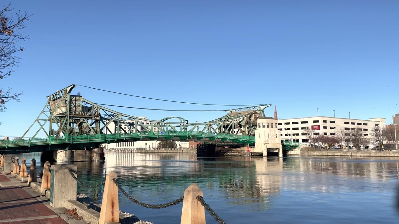 Joliet Illinois bridge goes up