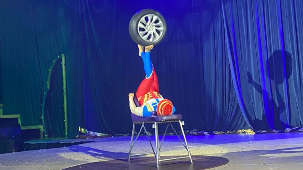 Yego Costa, número de antipodismo no circo dos sonhos