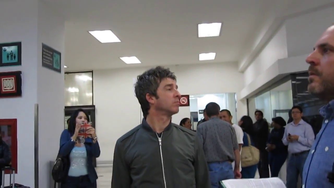 Noel Gallagher llegando al aeropuerto de la Ciudad de México 6 de Marzo 2016