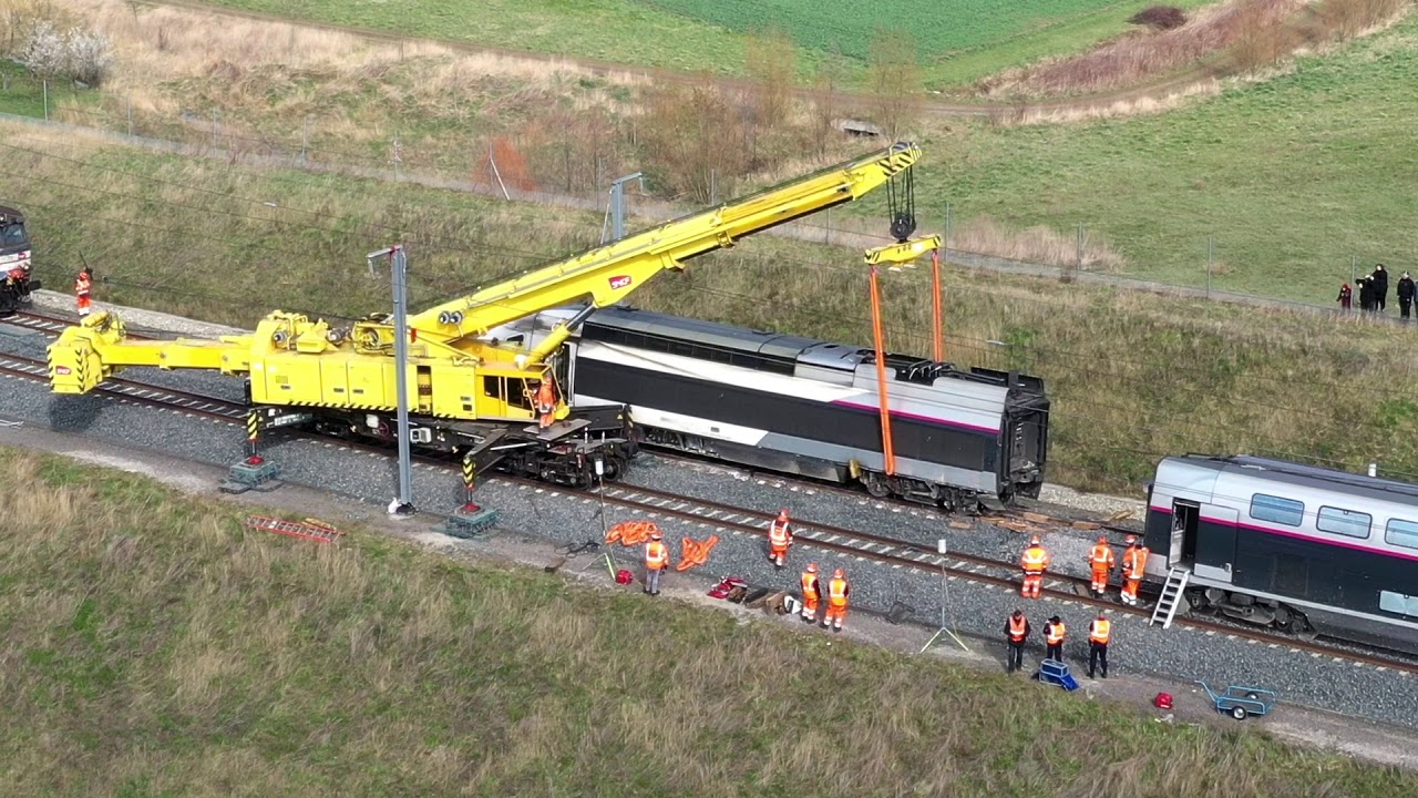 D&eacute;raillement TGV Est 2350 : d&eacute;gagement de la motrice