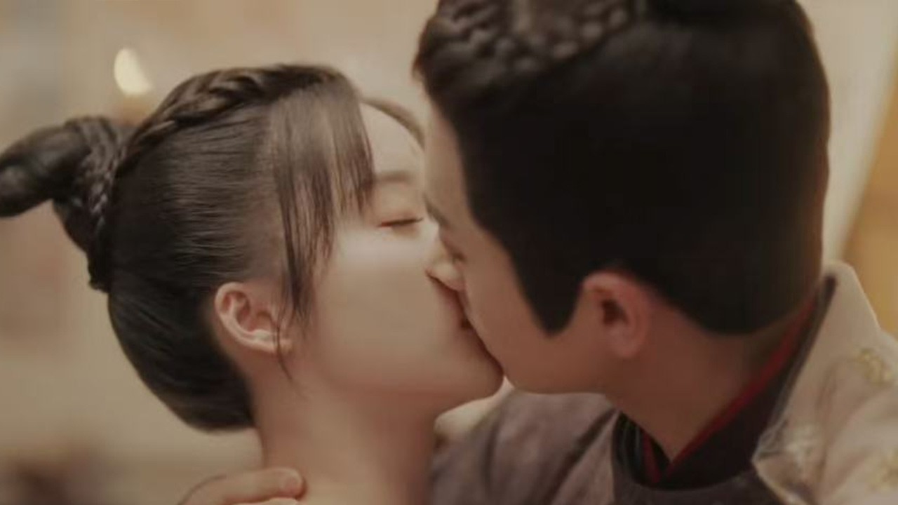 灰姑娘剛想吐露真實身份，將軍卻俯身深吻，吻得她心尖滾燙！💗#虚颜 #A Familiar Stranger #虞書欣 #柯穎 #丞磊#桃花追剧💕