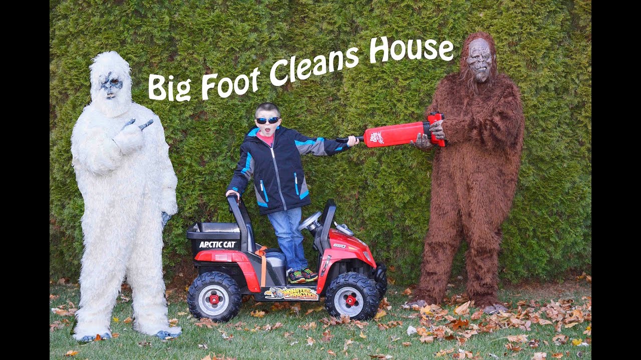 Little Heroes Teaches Pretend Play Characters How to Clean House
