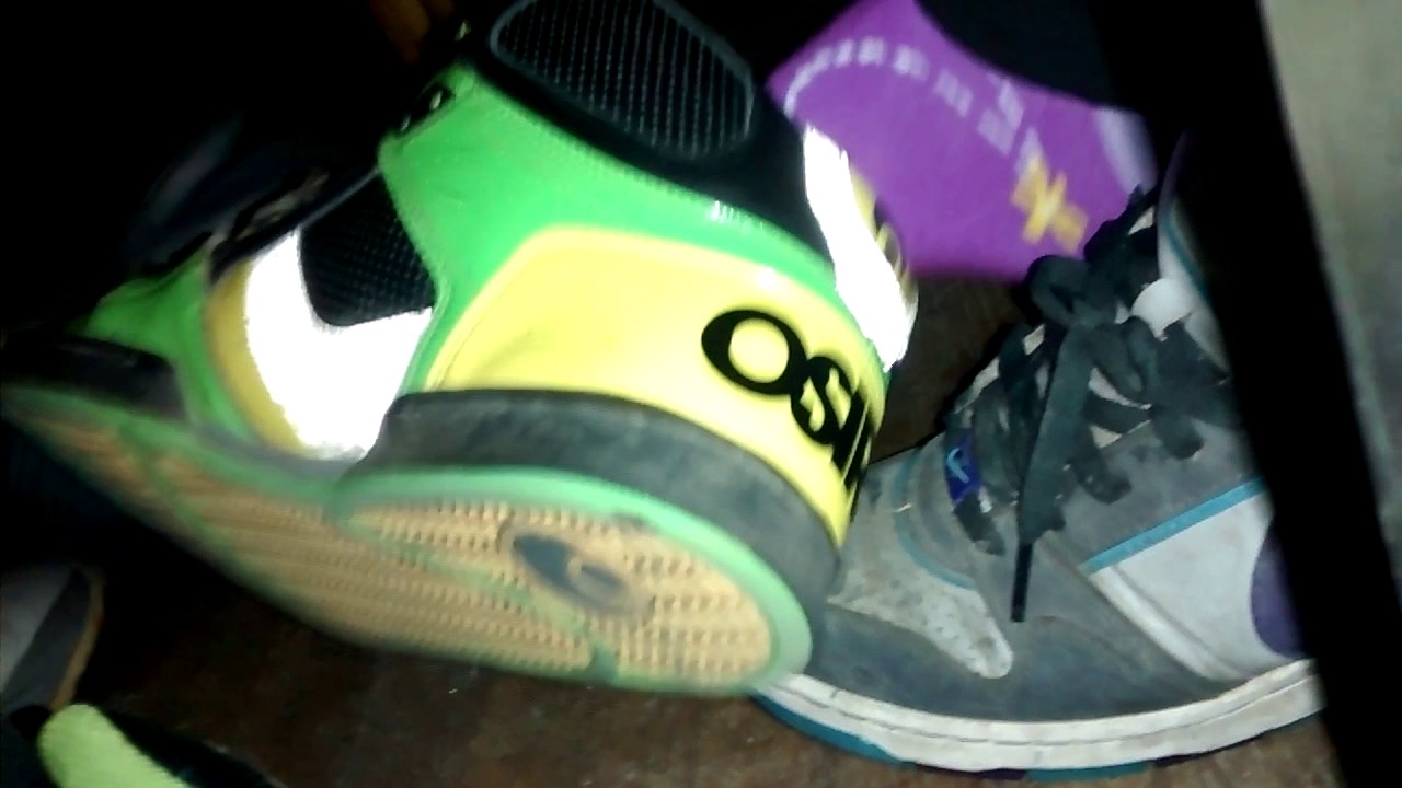 Girlfriend candid shoeplay in her trashed Nike's crushing my new Osiris- Part 1