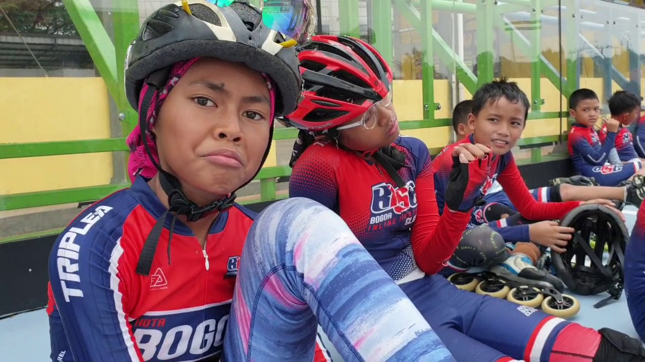 Latihan Sepatu Roda di Trek Sepatu Roda Grand Wisata