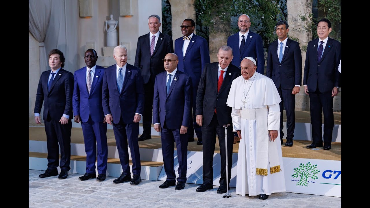 Papa Francesco al G7, la foto con i leader