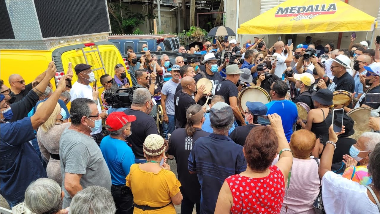 Recorrido feretro de Roberto Roena por las calles del barrio Dulces Labios en Mayaguez Oct 2 /2021