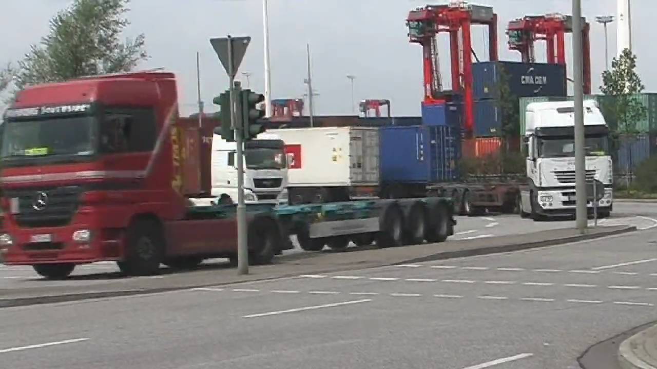 Schwerlastverkehr im Hamburger Hafen