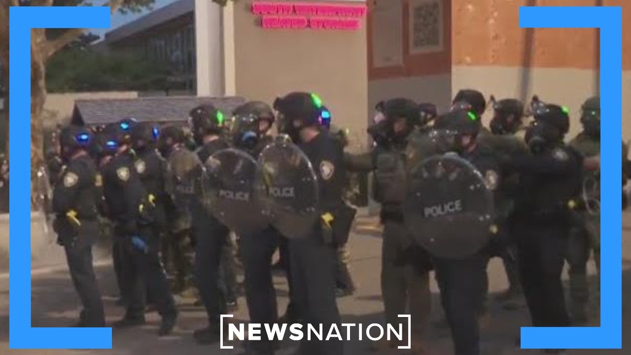 В Портленде федеральные агенты оттесняют толпу, стреляя перцовыми шариками | NewsNation Prime